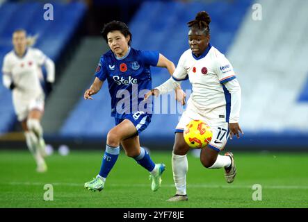 Sandy Baltimore de Chelsea (à droite) et Honoka Hayashi d'Everton se battent pour le ballon lors du match de Super League féminine des Barclays à Goodison Park, Liverpool. Date de la photo : dimanche 3 novembre 2024. Banque D'Images