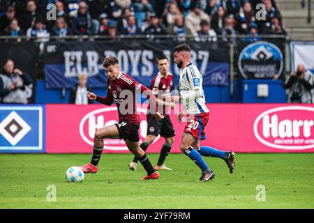 Stefanos TZIMAS (1. FC Nuernberg, #09), Marco Richter (Hamburger SV, #20) GER, Hamburger SV vs. 1. FC Nuernberg, Fussball, 2. Bundesliga, Spieltag 11, saison 2024/2025, 03.11.2024 LES RÈGLEMENTS du LDF INTERDISENT TOUTE UTILISATION DE PHOTOGRAPHIES COMME SÉQUENCES D'IMAGES ET/OU QUASI-VIDÉO Foto : Eibner-Pressefoto/Marcel von Fehrn Banque D'Images