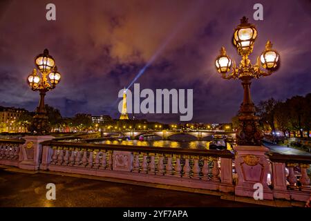 Paris, France. 18 octobre 2023. Vue de la Tour Eiffel depuis le Pont Alexandre III de nuit à Paris, France. Banque D'Images