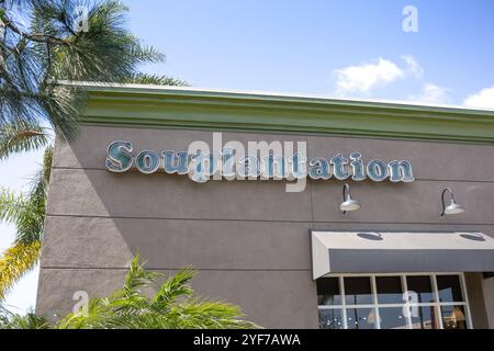 Fountain Valley, Californie, États-Unis - 03-24-2019 : une vue d'un panneau de façade de magasin pour la chaîne de buffet de salades saine connue sous le nom de Souplantation. Banque D'Images