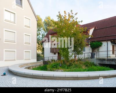 Balingen, Allemagne - 2 octobre 2023 : un petit parc de poche devant des bâtiments de logement modernes Banque D'Images