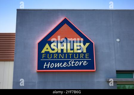 Fountain Valley, Californie, États-Unis - 03-24-2019 : une vue d'un panneau de façade de magasin pour Ashley Furniture Homestore. Banque D'Images