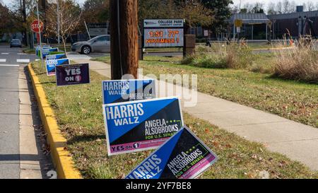 Des panneaux de campagne devant le centre de vote du College Park Community Center à College Park, Maryland, le 1er novembre 2024. Banque D'Images