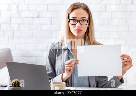 La femme demande de rester en sécurité, travailler à domicile Banque D'Images