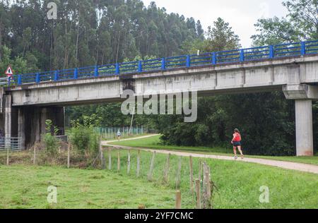 Courir le long du chemin de la rivière Linares. Il s'étend entre la capitale Villaviciosa et Amandi. Asturies, Espagne Banque D'Images