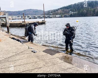 Slapy, république tchèque - 19 mars 2022. Deux plongeurs adultes se préparant à la plongée sous-marine dans le barrage d'eau Slapy. Banque D'Images