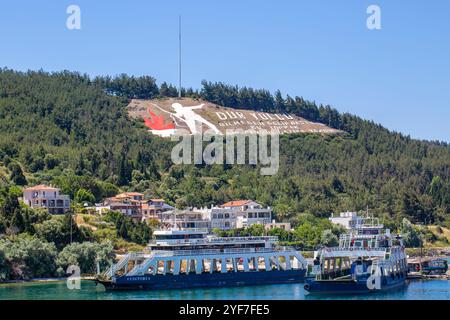 Canakkale / Turquie - 29 mai 2024 / dur Yolcu (halte du voyageur, le sol que vous foulez, autrefois témoin de la fin d'une époque) vue aérienne mémorielle à Canakkale Banque D'Images