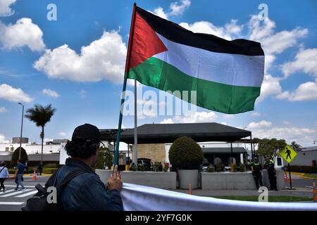 Bogota, Colombie. 03 Nov, 2024. Des activistes pro-palestiniens participent à une manifestation de soutien à la Palestine et au Liban alors que le conflit israélo-Hamas marque une année le 7 octobre 2024. Des manifestants se sont rassemblés à l'ambassade des États-Unis à Bogota, en Colombie. Photo par : Cristian Bayona/long Visual Press crédit : long Visual Press/Alamy Live News Banque D'Images