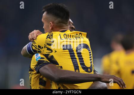 Milan, Italie. 3 novembre 2024. Lautaro Martinez du FC Internazionale célèbre avec son coéquipier Marcus Thuram après avoir marqué pour donner à l'équipe une avance de 1-0 lors du match de Serie A à Giuseppe Meazza, Milan. Le crédit photo devrait se lire : Jonathan Moscrop/Sportimage crédit : Sportimage Ltd/Alamy Live News Banque D'Images