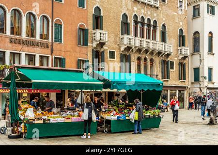 Venise, Vento – IT – Oct 14, 2024 vue du Campo Santa Maria Formosa à Venise ; une place animée avec une église Renaissance, des cafés animés et historique Banque D'Images