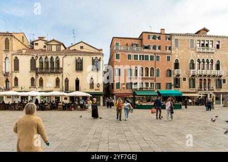 Venise, Vento – IT – Oct 14, 2024 vue du Campo Santa Maria Formosa à Venise ; une place animée avec une église Renaissance, des cafés animés et historique Banque D'Images