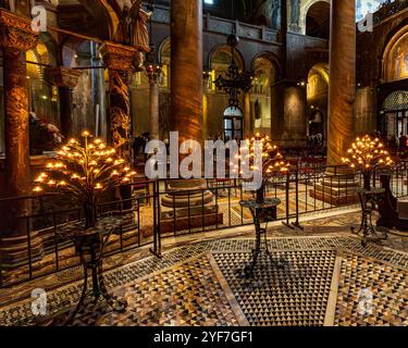 Venise, Vento – IT – Oct 14, 2024 L’intérieur de la basilique Saint-Marc est orné de mosaïques dorées, de hautes arches et d’œuvres d’art complexes, créant un majesti Banque D'Images