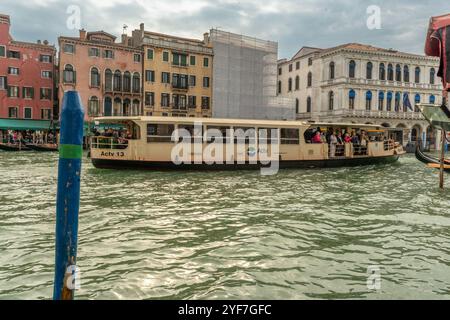 Venise, Vento – IT – 14 octobre 2024 Un Vaporetto accélère le long du canal, son profil épuré et bas traversant l'eau, créant des vagues ondulantes. Le bo Banque D'Images