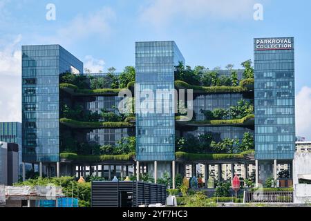 Singapour - 12 août 2024 : vue sur Parkroyal Collection Pickering, un hôtel de luxe avec une vaste verdure conçu par WOHA Banque D'Images