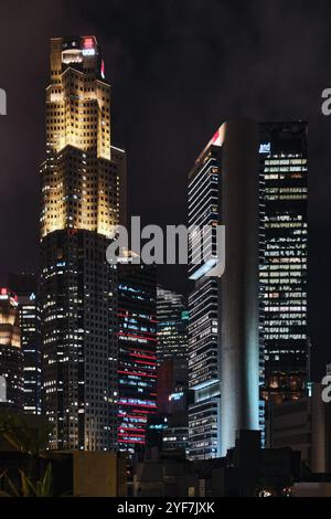 Singapour - 18 janvier 2025 : quartier des affaires, vue nocturne des immeubles de bureaux Banque D'Images