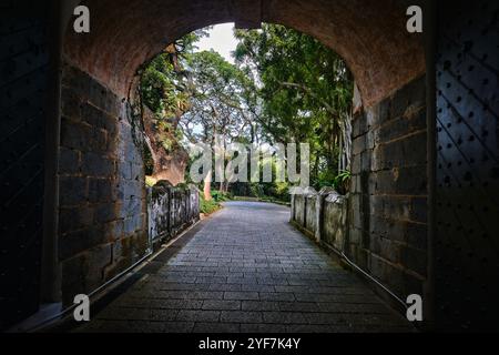 Singapour - 18 août 2024 : Grande porte d'entrée du Fort Canning Park Banque D'Images