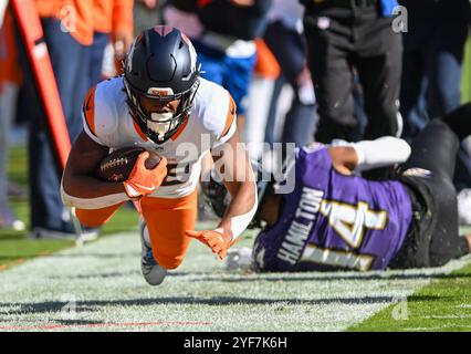 Baltimore, États-Unis. 04th Nov, 2024. Denver Broncos Running Back Jaleel McLaughlin (38 ans) est forcé de sortir de ses limites par la sécurité des Ravens de Baltimore Kyle Hamilton (14 ans) pendant la première mi-temps au M&T Bank Stadium de Baltimore, Maryland, le dimanche 3 novembre 2024. Photo de David Tulis/UPI crédit : UPI/Alamy Live News Banque D'Images