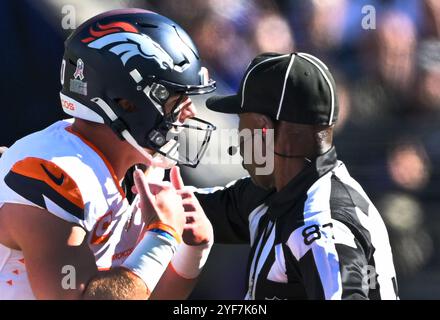 Baltimore, États-Unis. 04th Nov, 2024. Le quarterback des Broncos de Denver, Bo Nix (10 ans), conteste un appel lors de la première mi-temps contre les Ravens de Baltimore au M&T Bank Stadium de Baltimore, Maryland, le dimanche 3 novembre 2024. Photo de David Tulis/UPI crédit : UPI/Alamy Live News Banque D'Images