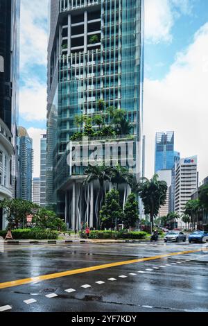 Singapour - 18 janvier 2025 : vue sur le bâtiment écologique CapitaGreen, également connu sous le nom de Market Street Tower Banque D'Images
