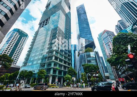 Singapour - 18 janvier 2025 : vue sur le bâtiment écologique CapitaGreen, également connu sous le nom de Market Street Tower Banque D'Images