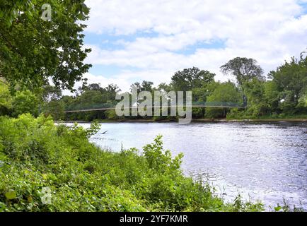 Image de paysage de River Front Park, à Kingsport, Tennessee, montre le pont oscillant qui enjambe la fourche sud de la rivière Holston. Banque D'Images