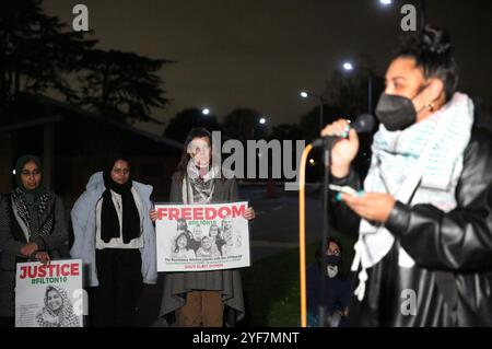 Reigate, Angleterre, Royaume-Uni. 2 novembre 2024. Les manifestants se tiennent devant la prison avec des pancartes demandant justice pour le Filton 10, écoutant les discours, pendant la manifestation. Amis et famille se réunissent devant le HMP Bronzefield dans le Surrey pour faire du bruit et offrir leur soutien à six activistes de Palestine action détenus en détention provisoire sur les dix arrêtés à la suite d’une action contre la société israélienne d’armement Elbit Systems. Les six, Fatema Rajwani, Zoe Rogers, Charlotte Head, Hannah Davidson, Leona Kamio et Madeleine Norman ont été arrêtées en vertu de la loi sur le terrorisme après avoir pénétré dans les installations d'Elbit Systems Banque D'Images