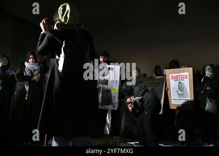 Reigate, Angleterre, Royaume-Uni. 2 novembre 2024. Les manifestants se tiennent devant la prison avec des pancartes demandant justice pour le Filton 10, écoutant les discours, pendant la manifestation. Amis et famille se réunissent devant le HMP Bronzefield dans le Surrey pour faire du bruit et offrir leur soutien à six activistes de Palestine action détenus en détention provisoire sur les dix arrêtés à la suite d’une action contre la société israélienne d’armement Elbit Systems. Les six, Fatema Rajwani, Zoe Rogers, Charlotte Head, Hannah Davidson, Leona Kamio et Madeleine Norman ont été arrêtées en vertu de la loi sur le terrorisme après avoir pénétré dans les installations d'Elbit Systems Banque D'Images