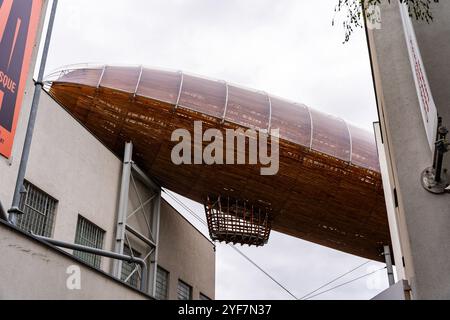 Extérieur du dirigeable Gulliver, architectural monumental sur la terrasse du Centre DOX pour l'art contemporain, quartier Holešovice, Prague, Tchéquie Banque D'Images