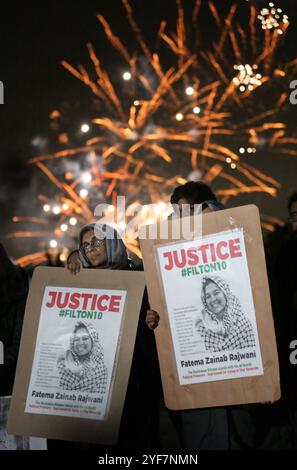 Reigate, Angleterre, Royaume-Uni. 2 novembre 2024. Des feux d'artifice explosent en arrière-plan alors que les manifestants se tiennent devant la prison avec des panneaux demandant justice pour le Filton 10 pendant la manifestation. Amis et famille se réunissent devant le HMP Bronzefield dans le Surrey pour faire du bruit et offrir leur soutien à six activistes de Palestine action détenus en détention provisoire sur les dix arrêtés à la suite d’une action contre la société israélienne d’armement Elbit Systems. Les six, Fatema Rajwani, Zoe Rogers, Charlotte Head, Hannah Davidson, Leona Kamio et Madeleine Norman ont été arrêtées en vertu de la loi sur le terrorisme après avoir écrasé l'Elbit Banque D'Images