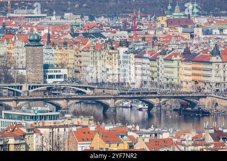 Panorama des bâtiments de la rue Masarykovo nabrezi avec la tour Manes, Prague, mars 2022 Banque D'Images