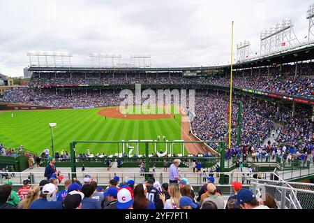 Chicago, Illinois, États-Unis. Une vue sur le toit de l'autre côté de la rue de Wrigley Field alors que les Chicago Cubs Kyle Hendricks lancaient pour les Cubs. Banque D'Images