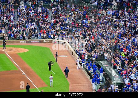Chicago, Illinois, États-Unis. Le lanceur des Chicago Cubs, Kyle Hendricks, descend du monticule pour une Ovation tonitruante après avoir été retiré du match. Banque D'Images