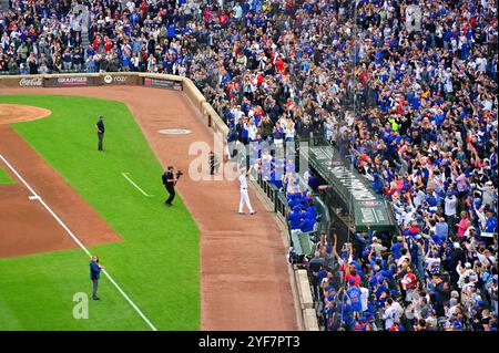 Chicago, Illinois, États-Unis. Le lanceur des Chicago Cubs, Kyle Hendricks, descend du monticule pour une Ovation tonitruante après avoir été retiré du match. Banque D'Images