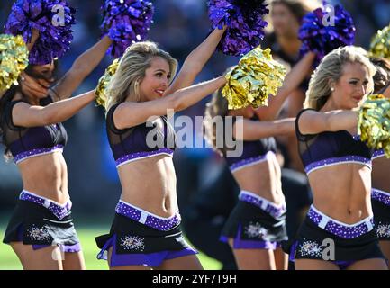Baltimore, États-Unis. 04th Nov, 2024. Les cheerleaders des Ravens de Baltimore jouent contre les Broncos de Denver pendant la première mi-temps au M&T Bank Stadium de Baltimore, Maryland, le dimanche 3 novembre 2024. Photo de David Tulis/UPI crédit : UPI/Alamy Live News Banque D'Images