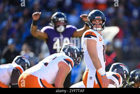 Baltimore, États-Unis. 04th Nov, 2024. Le quarterback des Broncos de Denver, Bo Nix (10 ans), contrôle le terrain pendant la première moitié d’un match contre les Ravens de Baltimore au M&T Bank Stadium de Baltimore, Maryland, le dimanche 3 novembre 2024. Photo de David Tulis/UPI crédit : UPI/Alamy Live News Banque D'Images