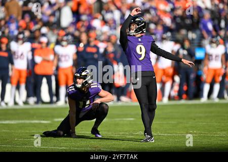 Baltimore, États-Unis. 04th Nov, 2024. Justin Tucker (9 ans), le kicker des Ravens de Baltimore place, marque un field goal contre les Broncos de Denver lors de la première mi-temps au M&T Bank Stadium de Baltimore, Maryland, le dimanche 3 novembre 2024. Photo de David Tulis/UPI crédit : UPI/Alamy Live News Banque D'Images