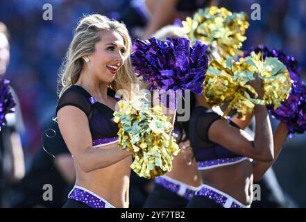 Baltimore, États-Unis. 04th Nov, 2024. Les cheerleaders des Ravens de Baltimore jouent contre les Broncos de Denver pendant la première mi-temps au M&T Bank Stadium de Baltimore, Maryland, le dimanche 3 novembre 2024. Photo de David Tulis/UPI crédit : UPI/Alamy Live News Banque D'Images