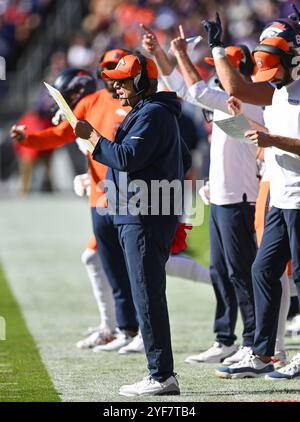 Baltimore, États-Unis. 04th Nov, 2024. L'entraîneur-chef des Broncos de Denver, Sean Payton, travaille sur la touche contre les Ravens de Baltimore lors de la première mi-temps au M&T Bank Stadium de Baltimore, Maryland, le dimanche 3 novembre 2024. Photo de David Tulis/UPI crédit : UPI/Alamy Live News Banque D'Images