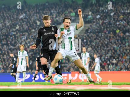 Borussia Monchengladbach, Deutschland. 03 Nov, 2024. vl withchell WEISER (HB), Rocco REITZ (MG) duels, action, faute, withchell WEISER (HB) voit le carton jaune-rouge Football 1. Bundesliga, 9. Matchday, Borussia Monchengladbach (MG) - SV Werder Brême (HB) 4:1, le 03.11.2024 à Borussia Monchengladbach/ Germany. #La réglementation DFL interdit toute utilisation de photographies comme séquences d'images et/ou quasi-vidéo # crédit : dpa/Alamy Live News Banque D'Images