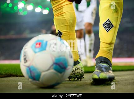 Borussia Monchengladbach, Deutschland. 03 Nov, 2024. Feature, match ball et jambes dans Borussia Park, les jambes du gardien de but Moritz NICOLAS (MG), logo, Puma, chaussures de football, chaussettes, football 1. Bundesliga, 9. Matchday, Borussia Monchengladbach (MG) - SV Werder Brême (HB) 4:1, le 03.11.2024 à Borussia Monchengladbach/ Germany. #La réglementation DFL interdit toute utilisation de photographies comme séquences d'images et/ou quasi-vidéo # crédit : dpa/Alamy Live News Banque D'Images