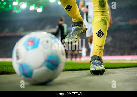 Borussia Monchengladbach, Deutschland. 03 Nov, 2024. Feature, match ball et jambes dans Borussia Park, les jambes du gardien de but Moritz NICOLAS (MG), logo, Puma, chaussures de football, chaussettes, football 1. Bundesliga, 9. Matchday, Borussia Monchengladbach (MG) - SV Werder Brême (HB) 4:1, le 03.11.2024 à Borussia Monchengladbach/ Germany. #La réglementation DFL interdit toute utilisation de photographies comme séquences d'images et/ou quasi-vidéo # crédit : dpa/Alamy Live News Banque D'Images