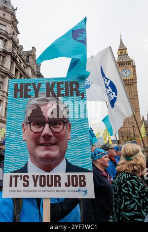 Londres, Royaume-Uni. 3 novembre 2024. Des militants écologistes de plus de 130 organisations passent devant les chambres du Parlement lors d'une marche pour l'eau potable. Les militants ont appelé le gouvernement à prendre des mesures pour prévenir la pollution des eaux côtières et des rivières du Royaume-Uni et à veiller à ce que les industries polluantes modernisent leurs infrastructures et réduisent le gaspillage d'eau. Crédit : Mark Kerrison/Alamy Live News Banque D'Images