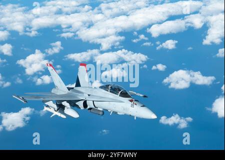 Mer du Japon, Japon. 31 octobre 2024. Un chasseur F/A-18D Hornet du corps des Marines affecté aux Red Devils of Marine Fighter Attack Squadron 232 approche pour se ravitailler d'un KC-135 Stratotanker de l'US Air Force, lors de l'exercice Keen Sword 25, le 31 octobre 2024 au-dessus de la mer du Japon. Crédit : SRA Tylir Meyer/US Air Force/Alamy Live News Banque D'Images