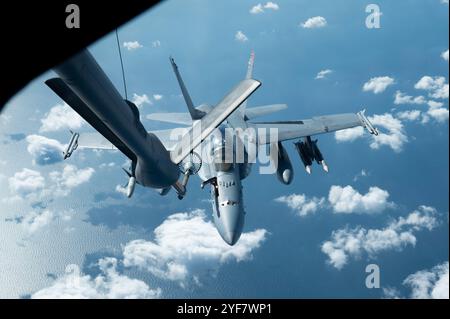 Mer du Japon, Japon. 31 octobre 2024. Un chasseur F/A-18D Hornet du corps des Marines des États-Unis affecté aux Red Devils of Marine Fighter Attack Squadron 232 ravitaille un KC-135 Stratotanker de l'US Air Force, lors de l'exercice Keen Sword 25, le 31 octobre 2024 au-dessus de la mer du Japon. Crédit : SRA Tylir Meyer/US Air Force/Alamy Live News Banque D'Images