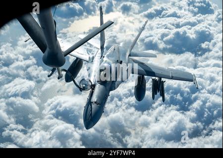 Mer du Japon, Japon. 31 octobre 2024. Un chasseur F/A-18D Hornet du corps des Marines des États-Unis affecté aux Red Devils of Marine Fighter Attack Squadron 232 ravitaille un KC-135 Stratotanker de l'US Air Force, lors de l'exercice Keen Sword 25, le 31 octobre 2024 au-dessus de la mer du Japon. Crédit : SRA Tylir Meyer/US Air Force/Alamy Live News Banque D'Images