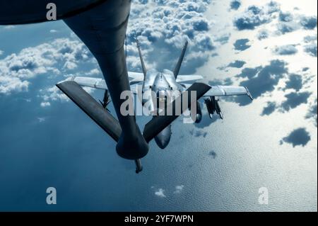 Mer du Japon, Japon. 31 octobre 2024. Un chasseur F/A-18C Hornet du corps des Marines affecté aux Red Devils of Marine Fighter Attack Squadron 232 approche pour se ravitailler d'un KC-135 Stratotanker de l'US Air Force, lors de l'exercice Keen Sword 25, le 31 octobre 2024 au-dessus de la mer du Japon. Crédit : SRA Tylir Meyer/US Air Force/Alamy Live News Banque D'Images