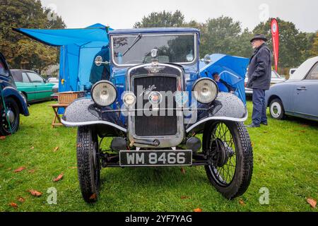 Vue de face d'une Austin 7 historique sous la pluie battante au salon des voitures classiques du NWCC Banque D'Images