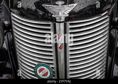 Gouttes de pluie sur le capot et la grille du radiateur d'une Austin 8 noire lors d'un salon de voitures classiques sous la pluie Banque D'Images