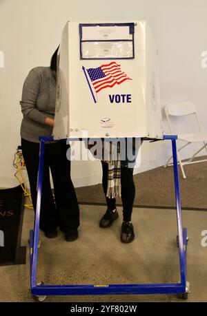 3 novembre 2024, New York City, New York : (nouveau) vote anticipé à New york. 3 novembre 2024, New york, états-unis : vote anticipé au musée américain d'histoire naturelle - le centre richard gilder pour la science, l'éducation et l'innovation bâtiment sur columbus avenue, à New york ; avec une longue file d'électeurs essayant de voter pour leurs candidats présidentiels respectifs. (Crédit image : © Niyi Fote/TheNEWS2 via ZUMA Press Wire) USAGE ÉDITORIAL SEULEMENT! Non destiné à UN USAGE commercial ! Banque D'Images