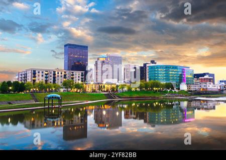 Dayton, Ohio, États-Unis paysage urbain du centre-ville sur la rivière Miami au crépuscule. Banque D'Images